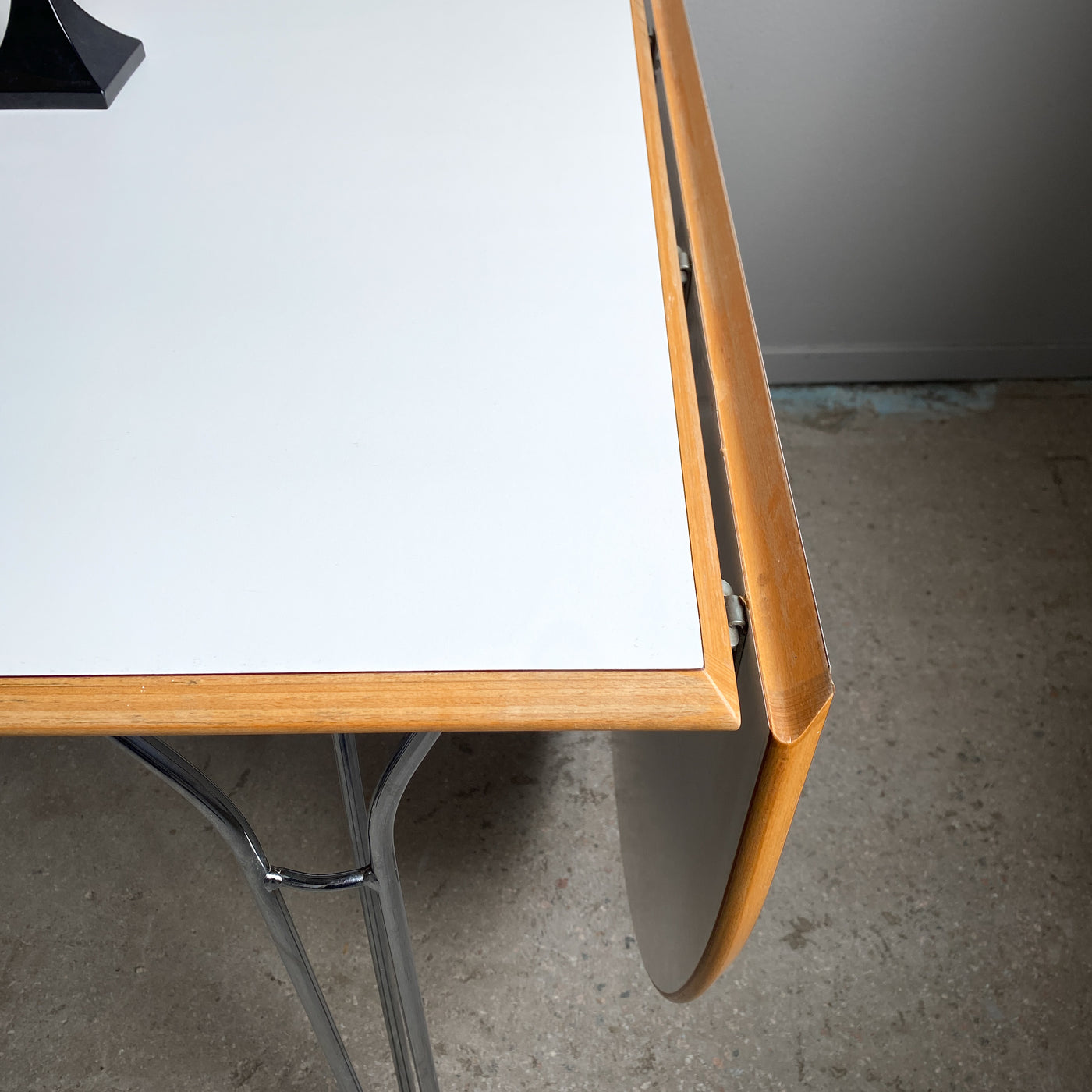 Matbord med vit laminatskiva och kromben