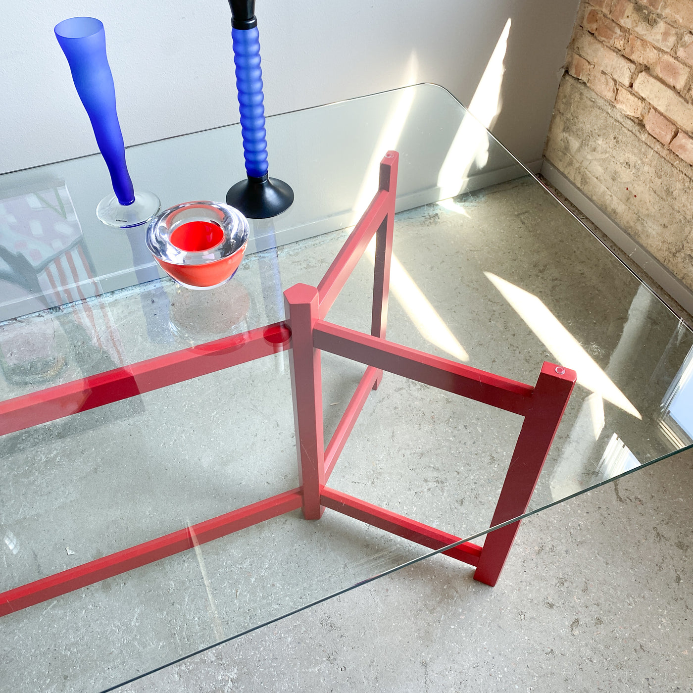 Matbord med glasskiva och röd benställning