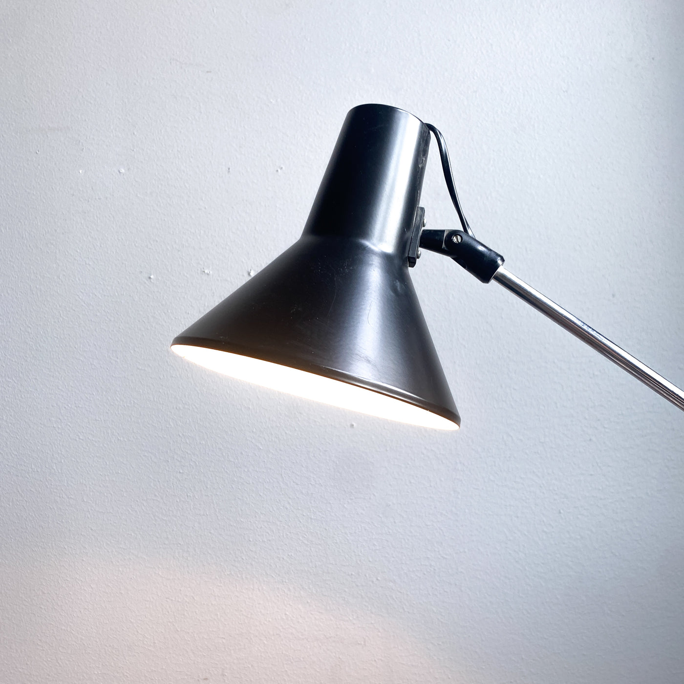 Golvlampa/läslampa i svart plåt