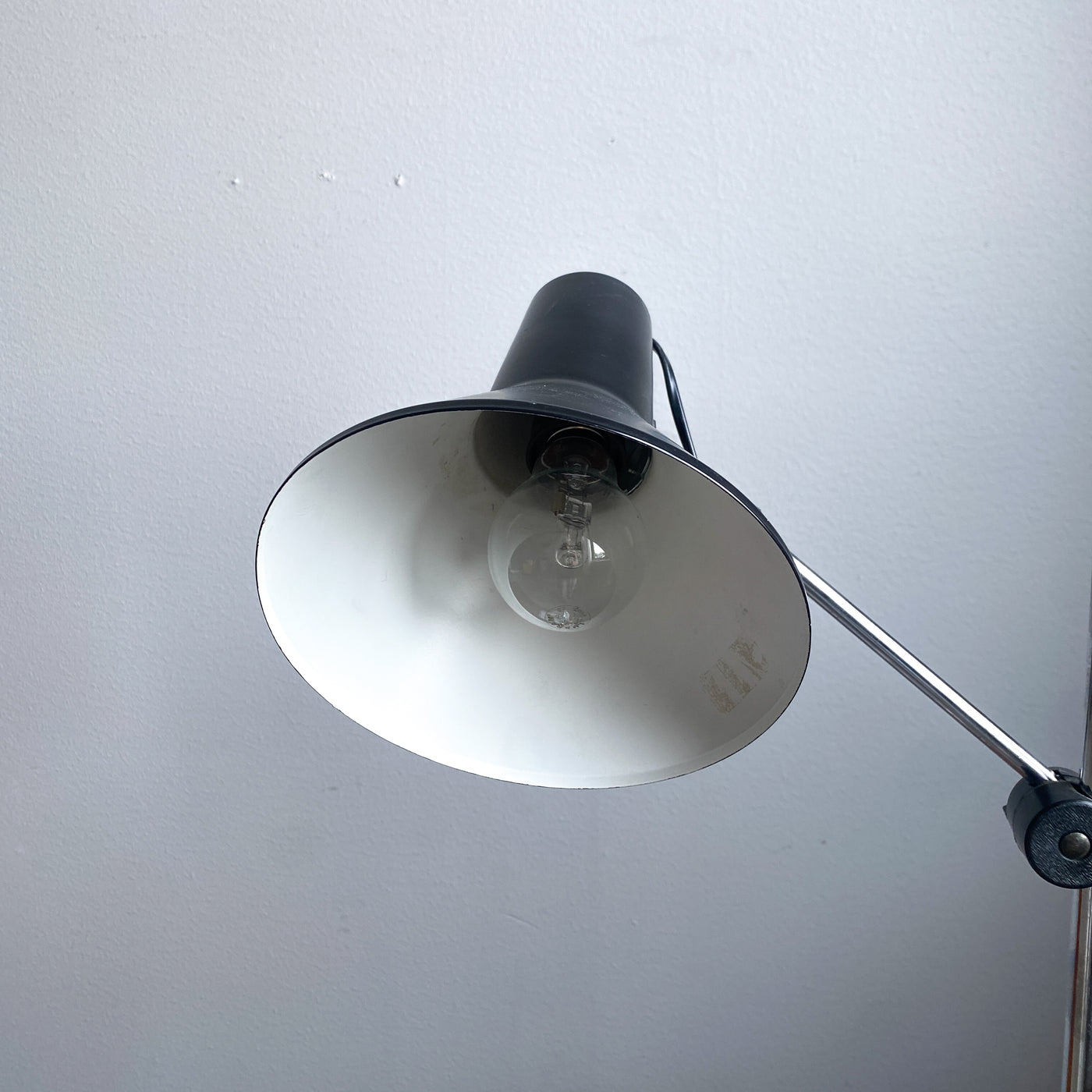 Golvlampa/läslampa i svart plåt