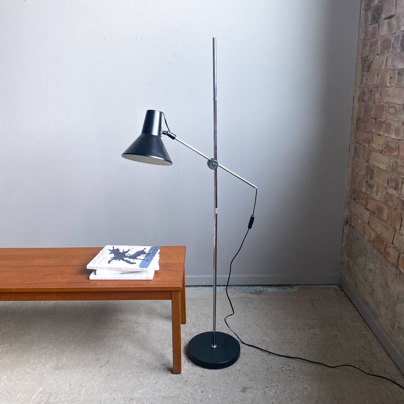 Golvlampa/läslampa i svart plåt