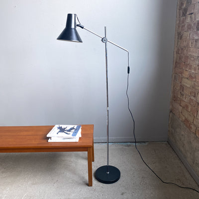 Golvlampa/läslampa i svart plåt