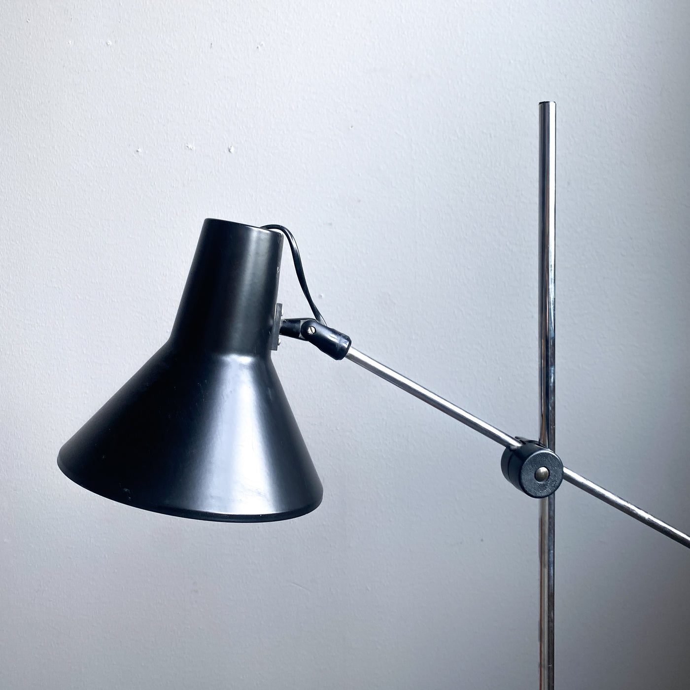 Golvlampa/läslampa i svart plåt