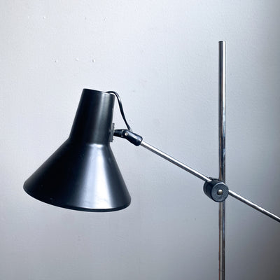 Golvlampa/läslampa i svart plåt