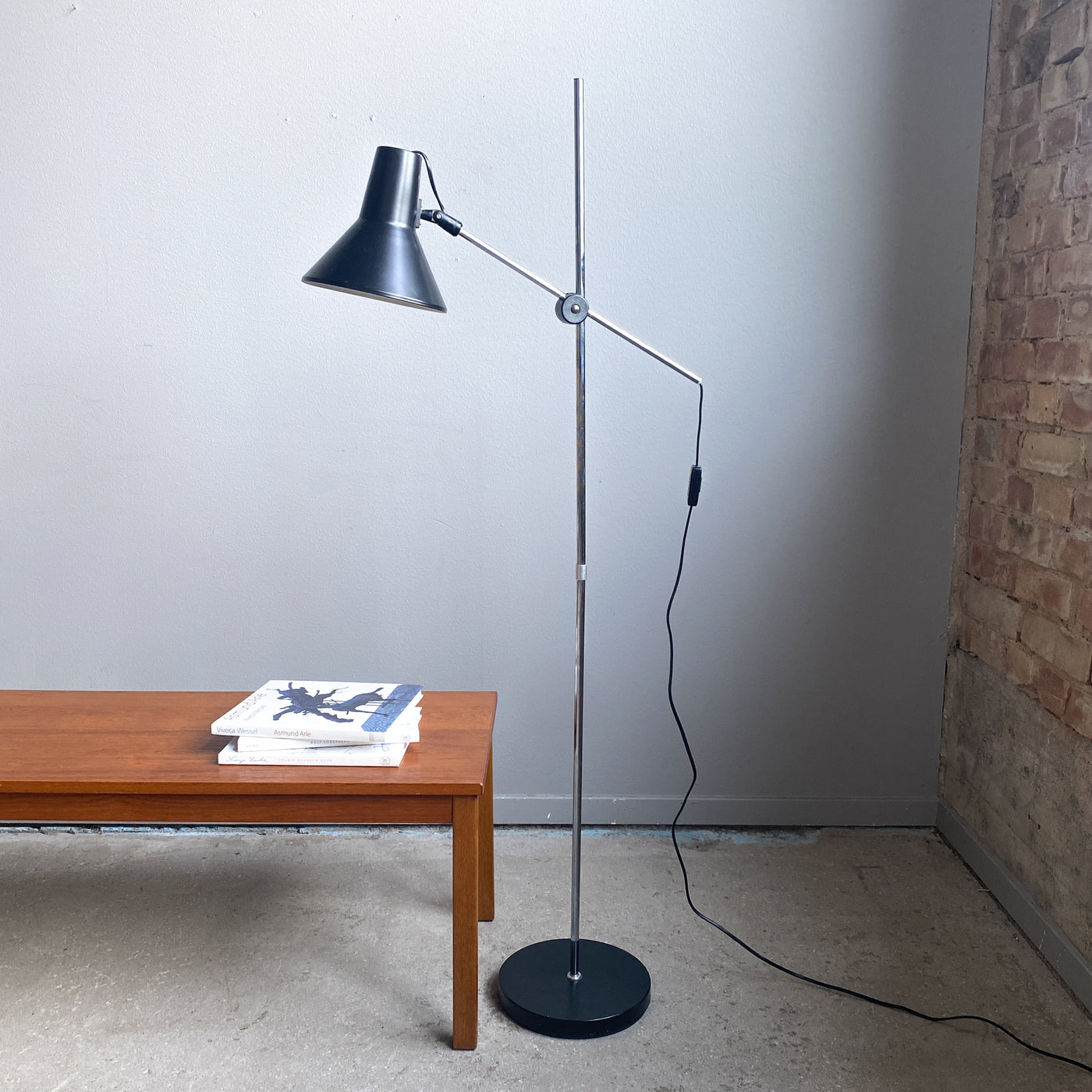 Golvlampa/läslampa i svart plåt