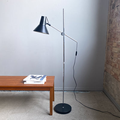 Golvlampa/läslampa i svart plåt