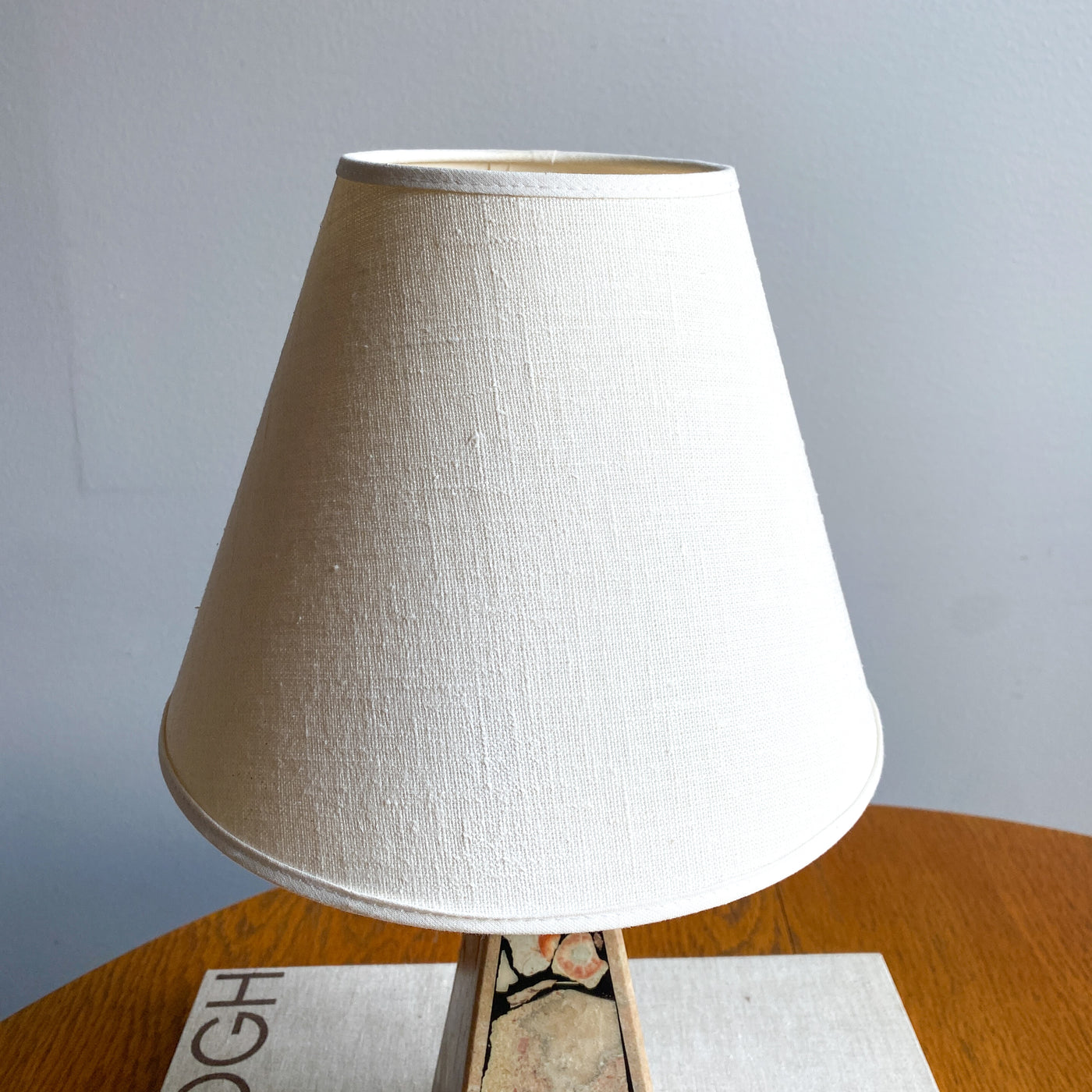 Bordslampa i Gotlandsfossil, Kvarnboden, Visby