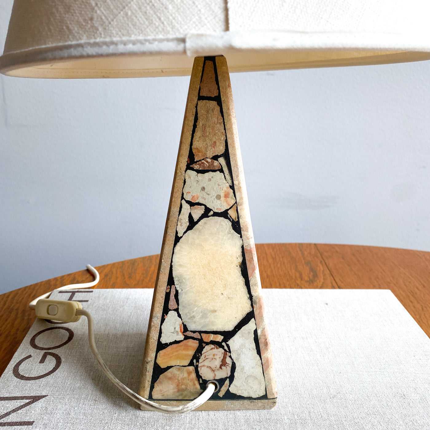 Bordslampa i Gotlandsfossil, Kvarnboden, Visby