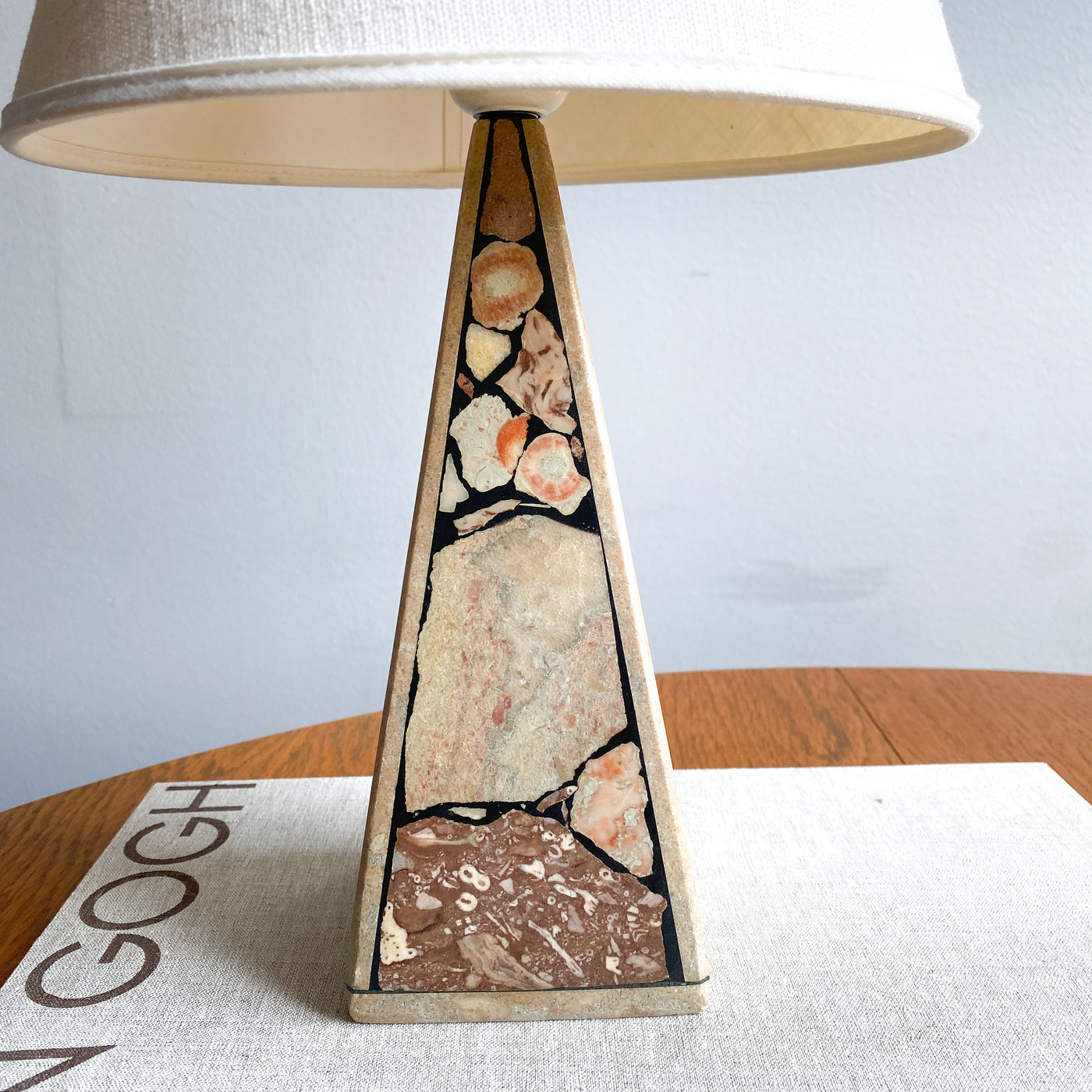 Bordslampa i Gotlandsfossil, Kvarnboden, Visby
