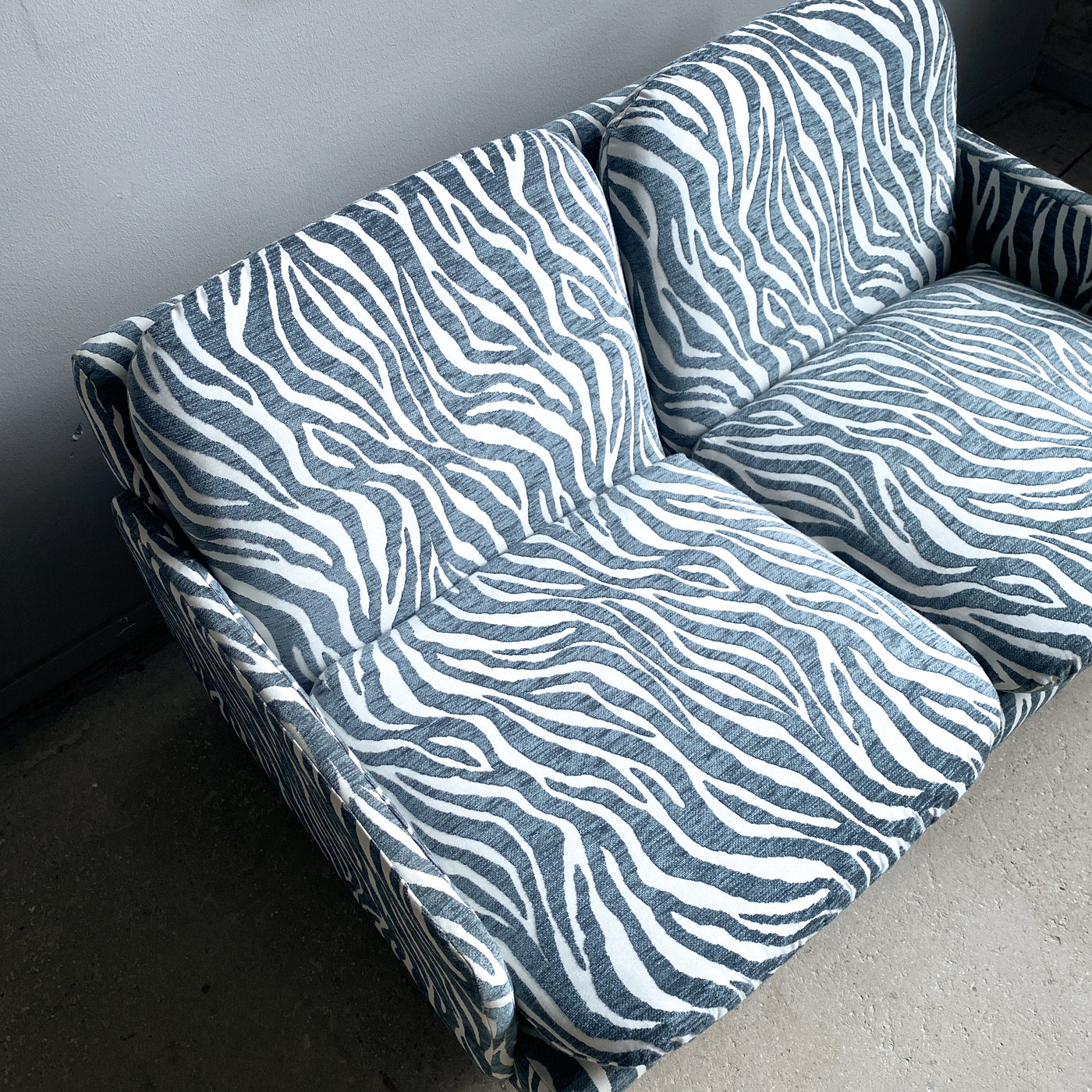 2-sits soffa i zebratyg