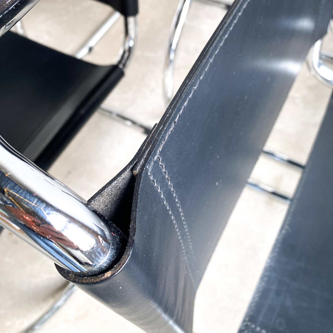 6 stolar i bauhaus stil i läder och krom