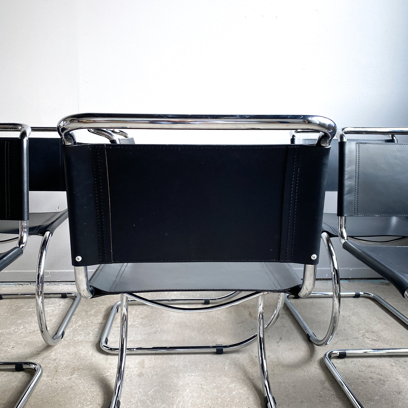 6 stolar i bauhaus stil i läder och krom
