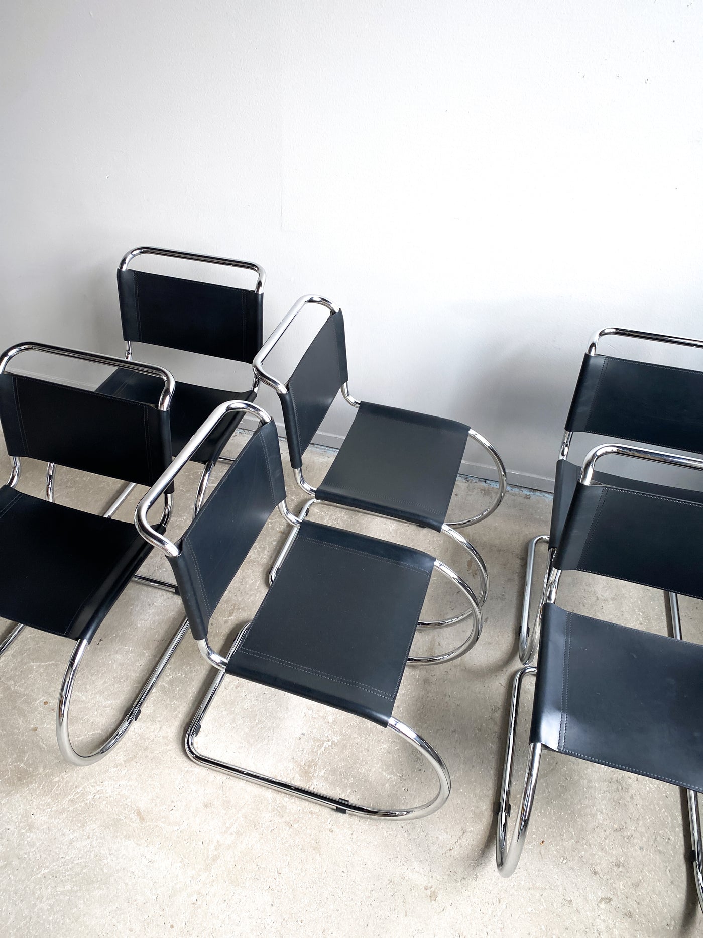 6 stolar i bauhaus stil i läder och krom