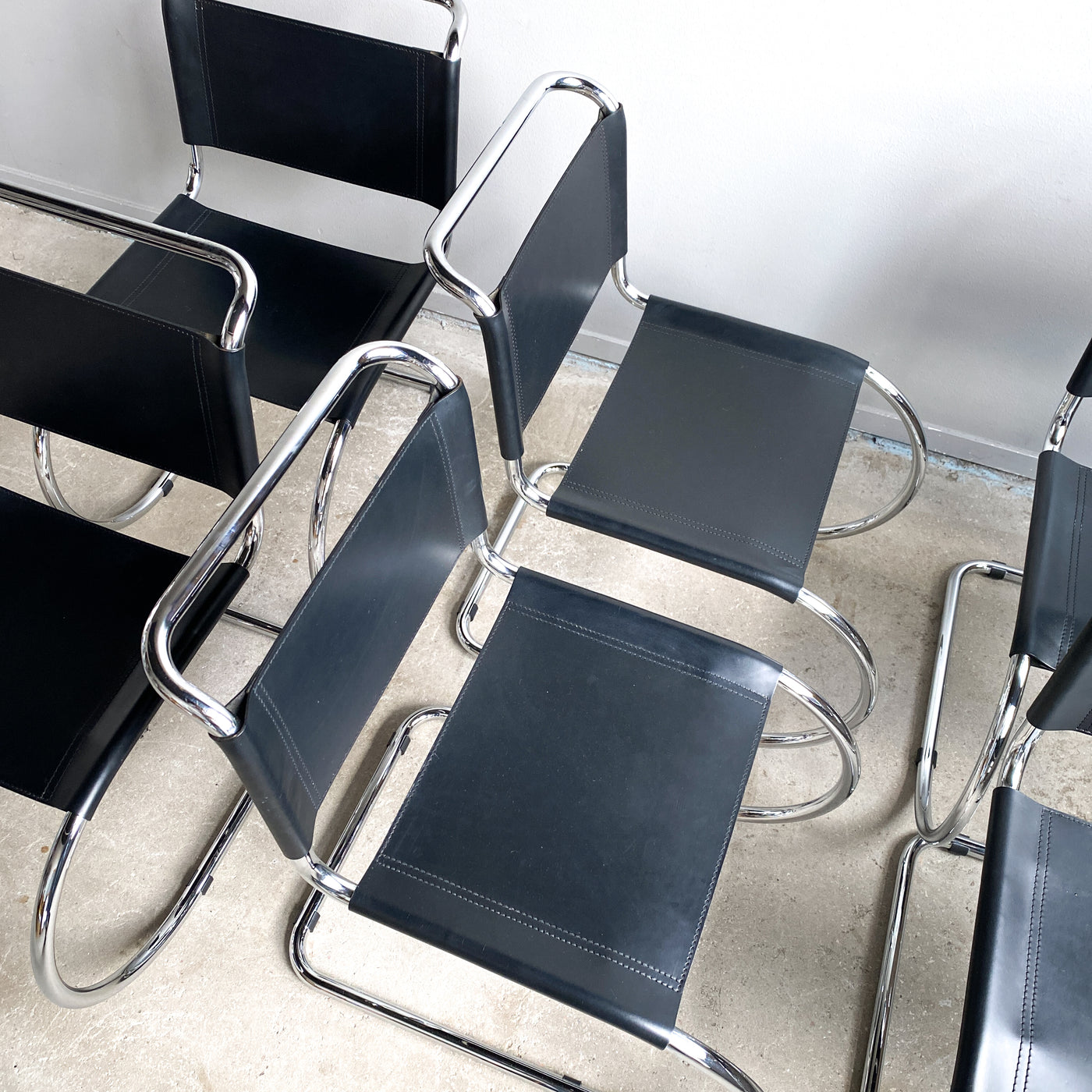 6 stolar i bauhaus stil i läder och krom