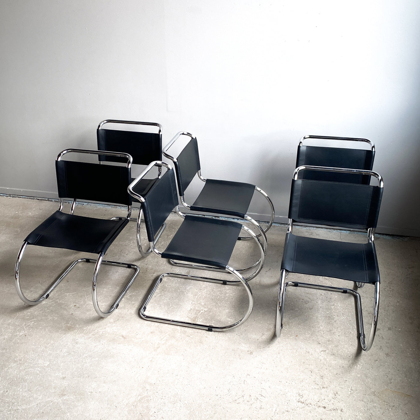 6 stolar i bauhaus stil i läder och krom