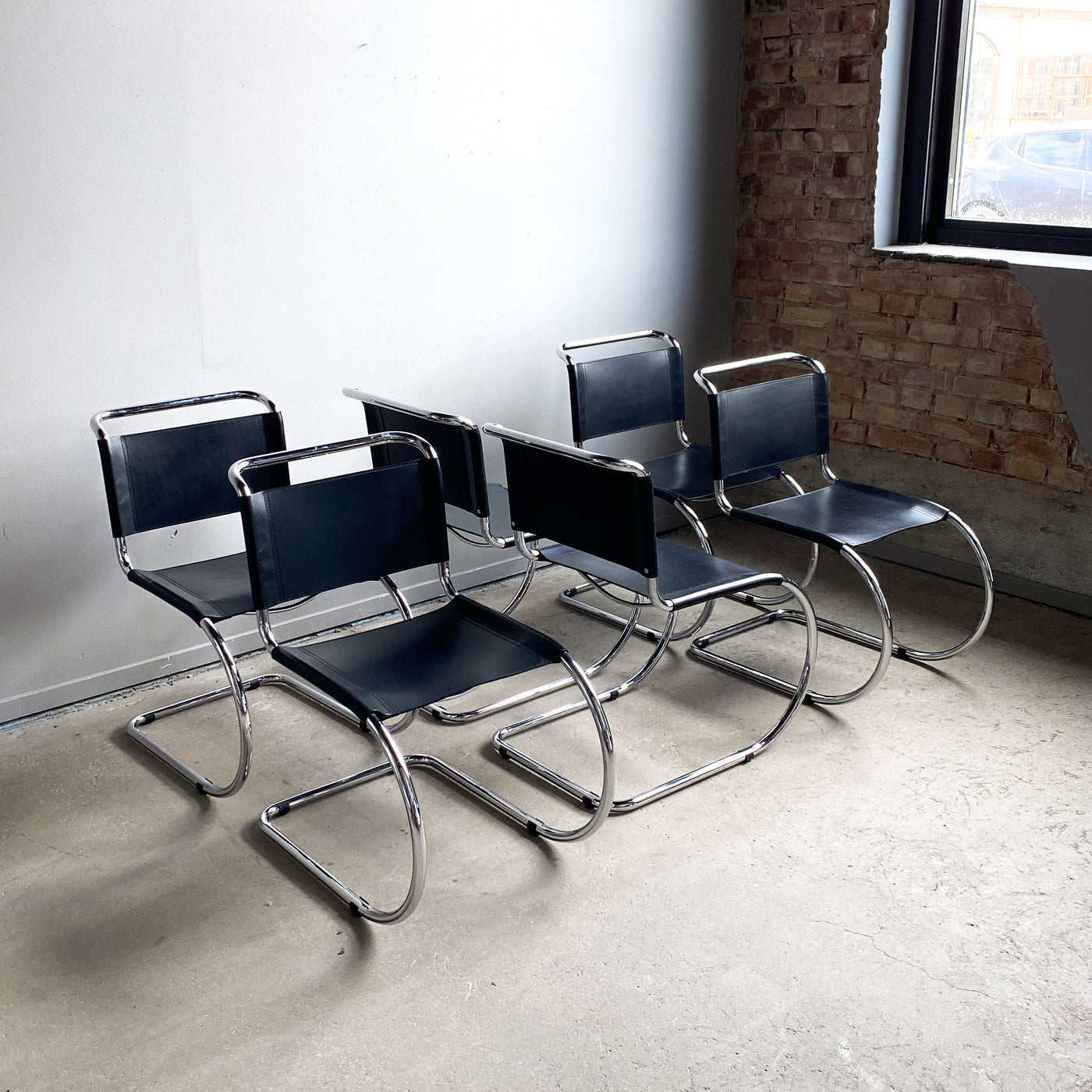 6 stolar i bauhaus stil i läder och krom