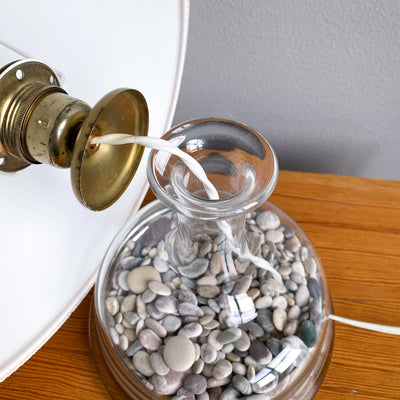Bordslampa i glas med stenar