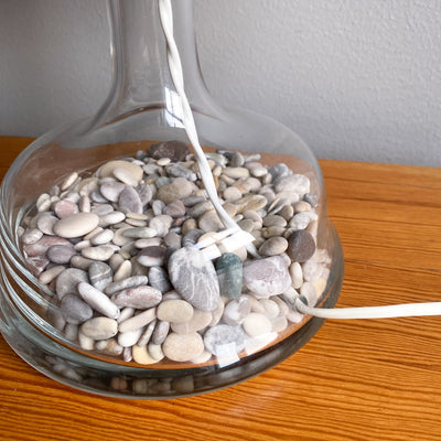 Bordslampa i glas med stenar