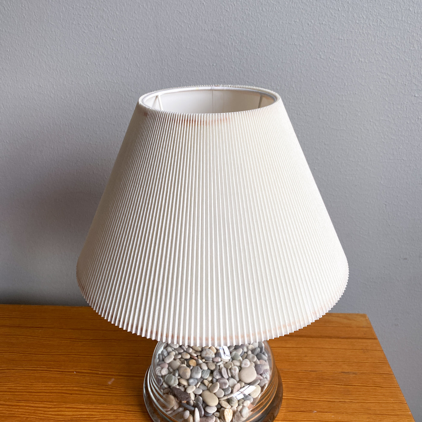 Bordslampa i glas med stenar