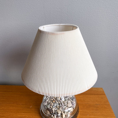 Bordslampa i glas med stenar