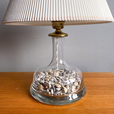 Bordslampa i glas med stenar