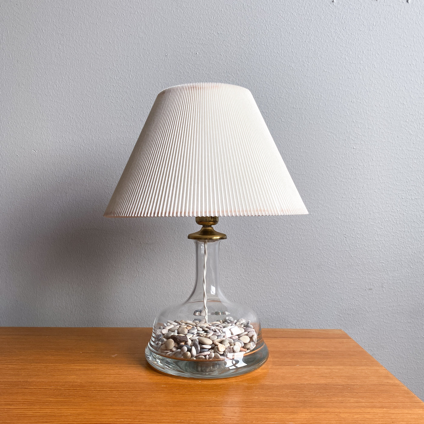Bordslampa i glas med stenar
