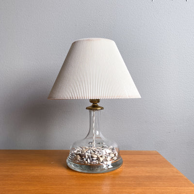 Bordslampa i glas med stenar