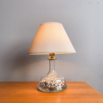 Bordslampa i glas med stenar