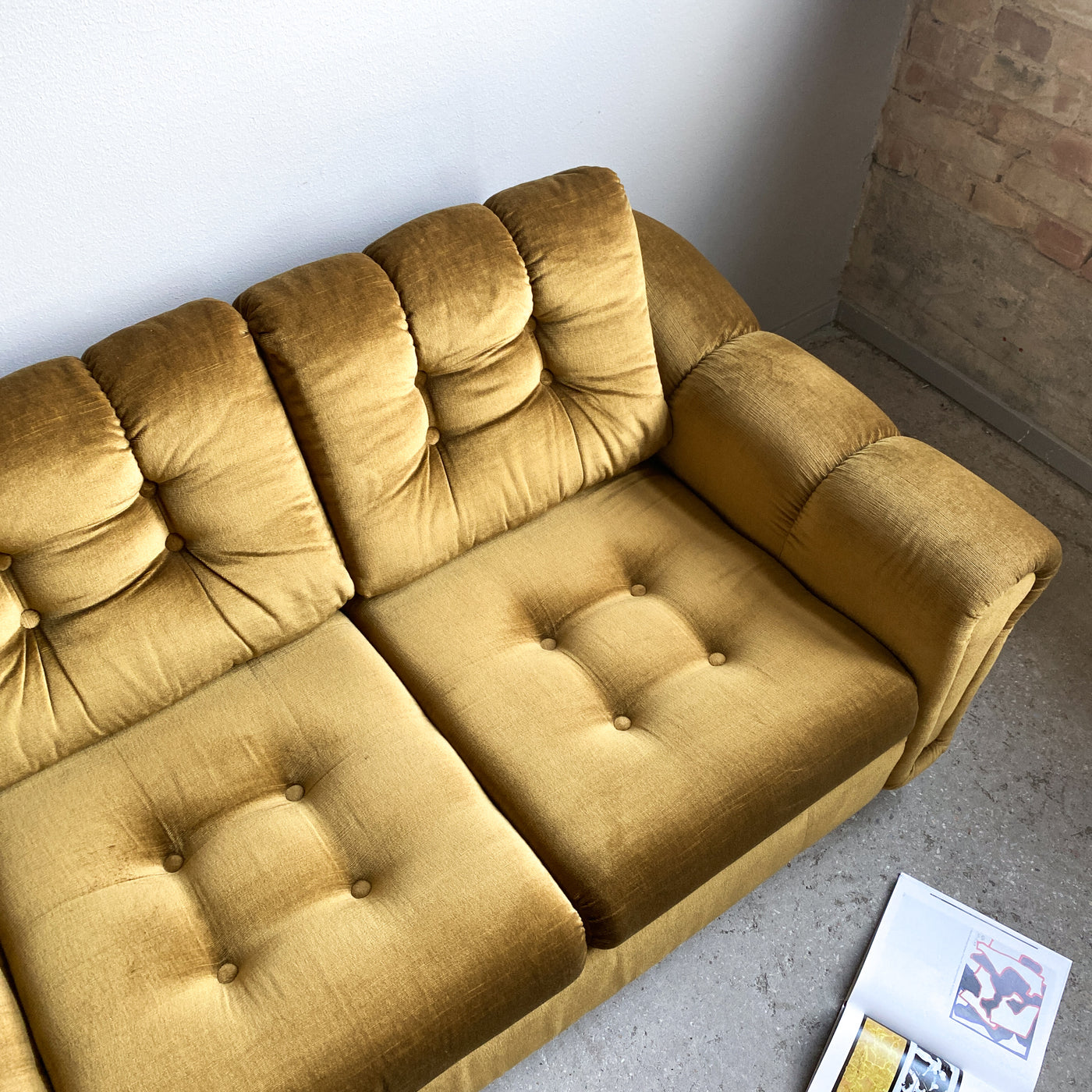 Olivgrön plyschsoffa 70-tal