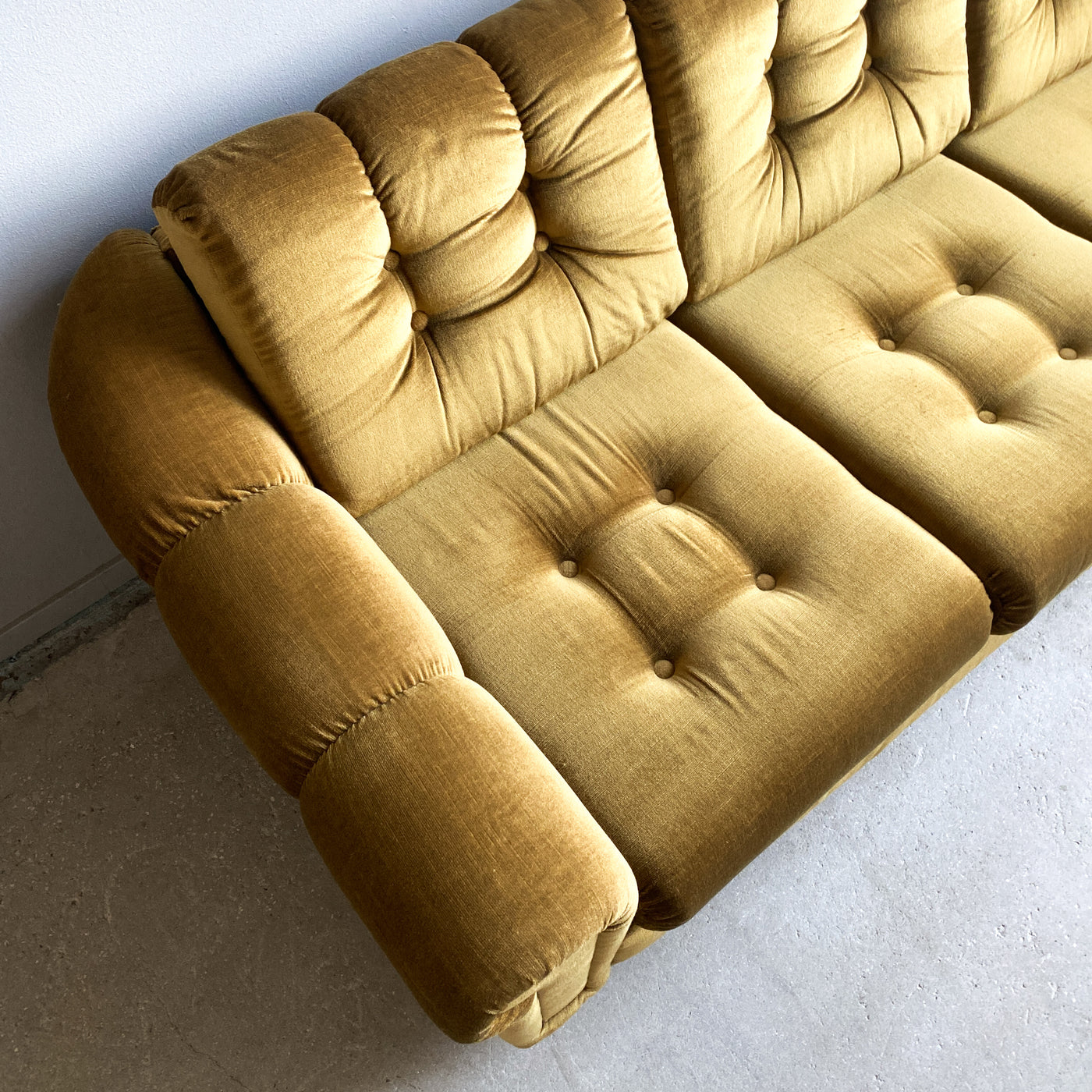 Olivgrön plyschsoffa 70-tal