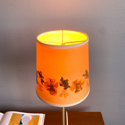 Bordslampa EAE och skärm med torkade växter