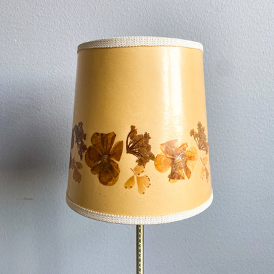 Bordslampa EAE och skärm med torkade växter
