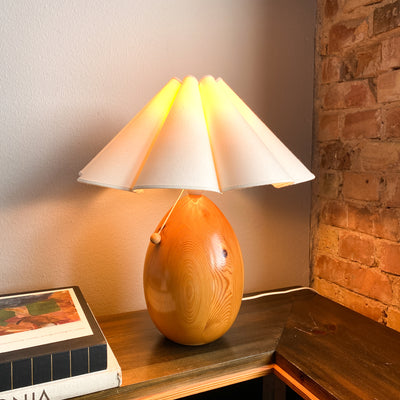 Bordslampa i furu