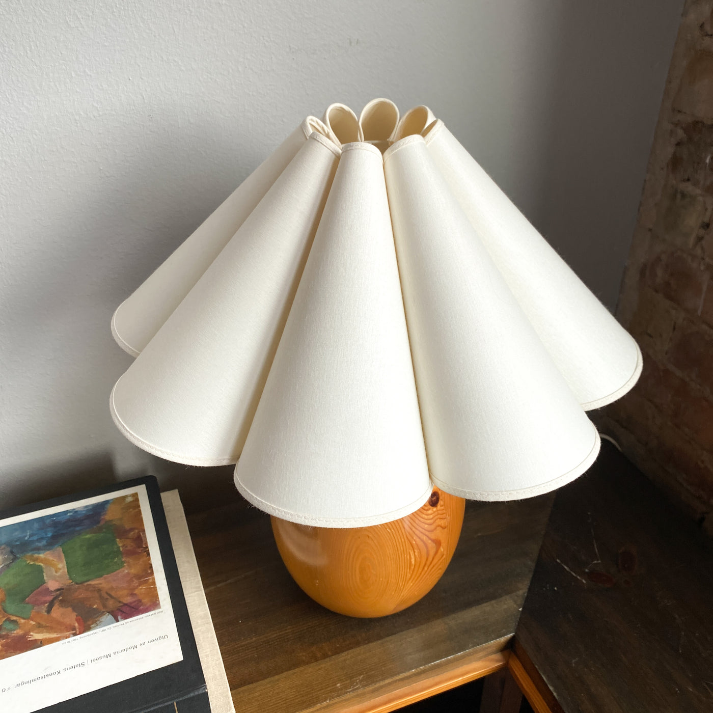Bordslampa i furu