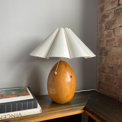 Bordslampa i furu