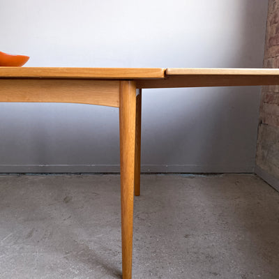 Matbord i ek med utdragsskivor