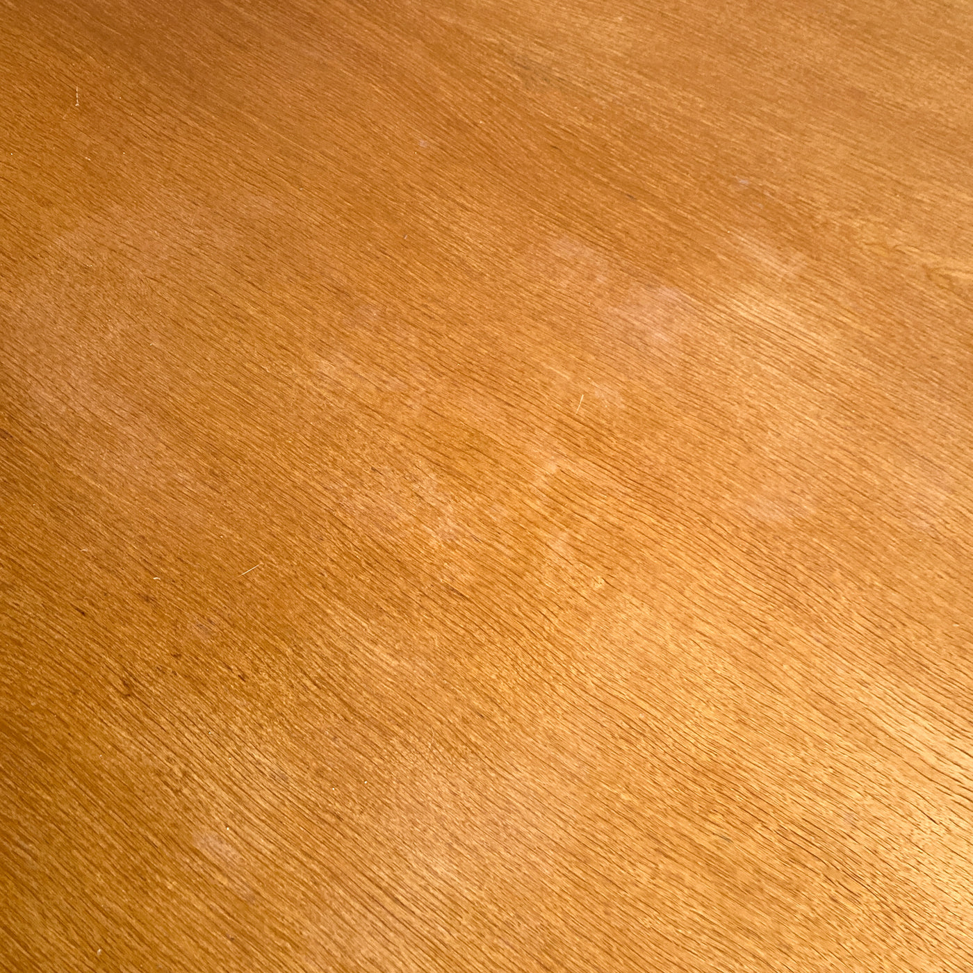 Matbord i ek med utdragsskivor