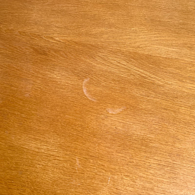 Matbord i ek med utdragsskivor