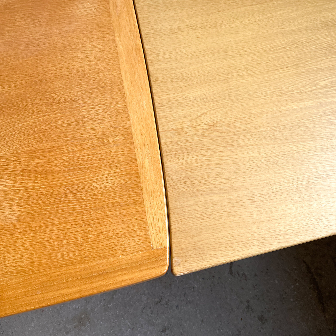 Matbord i ek med utdragsskivor