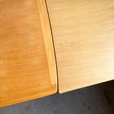 Matbord i ek med utdragsskivor