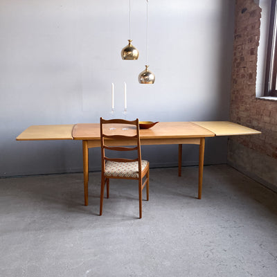 Matbord i ek med utdragsskivor