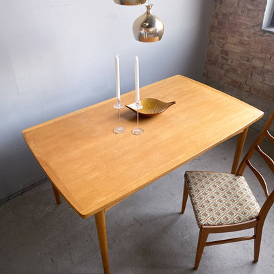 Matbord i ek med utdragsskivor