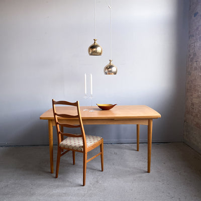 Matbord i ek med utdragsskivor