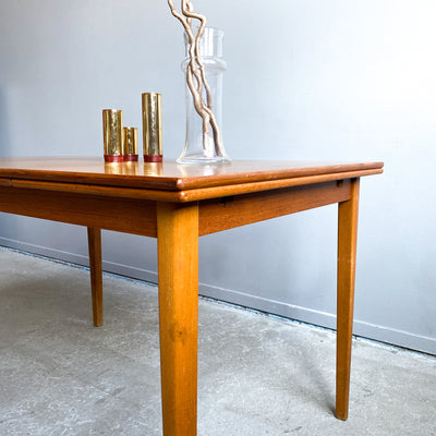 Matbord i teak med utdragsskivor