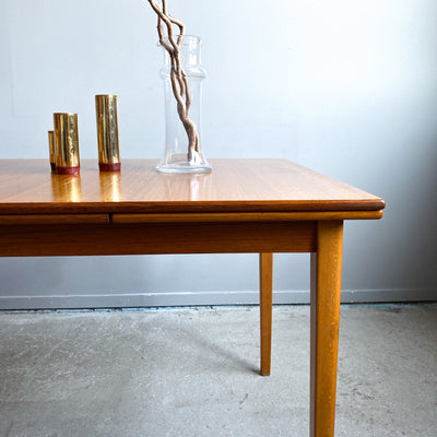 Matbord i teak med utdragsskivor