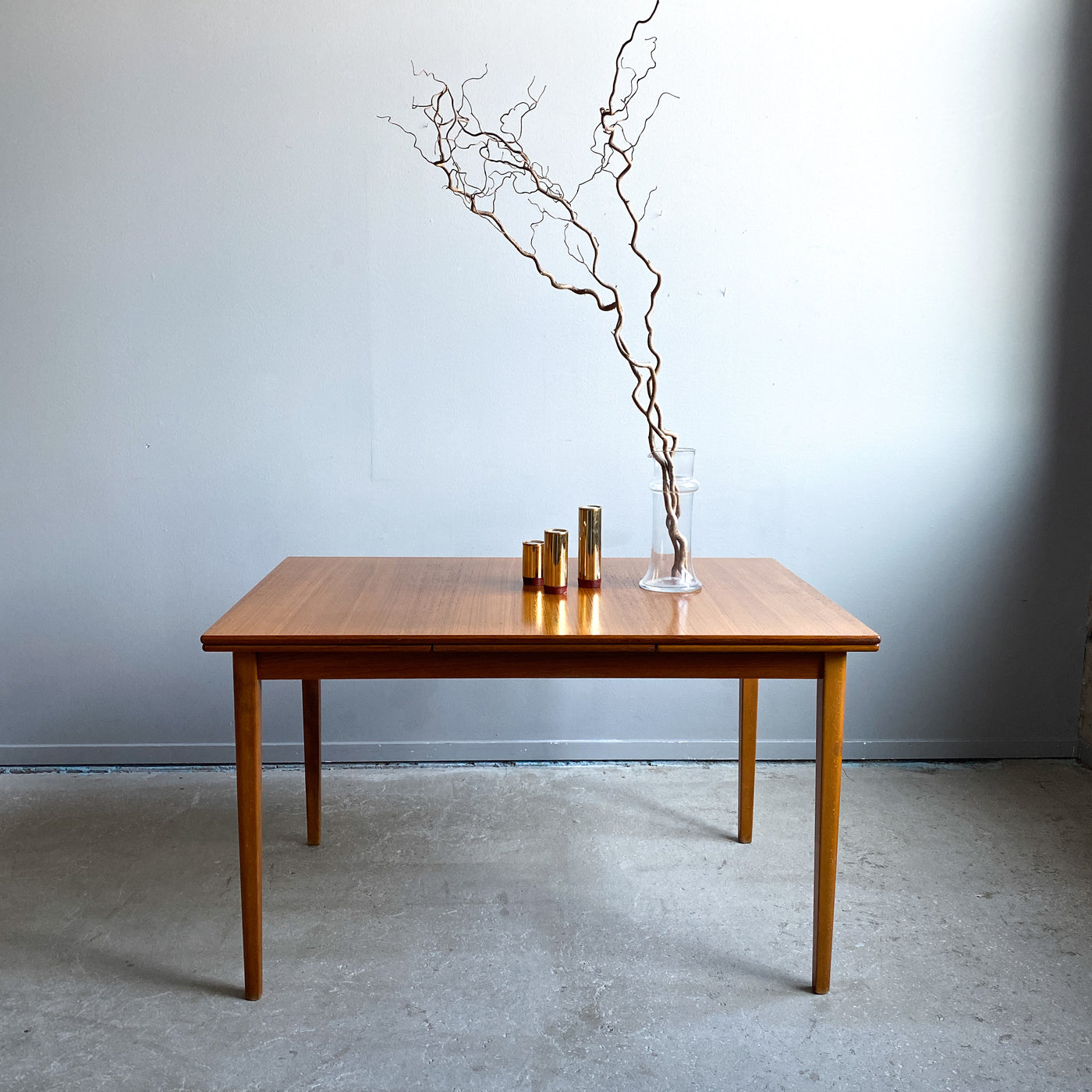Matbord i teak med utdragsskivor