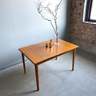 Matbord i teak med utdragsskivor