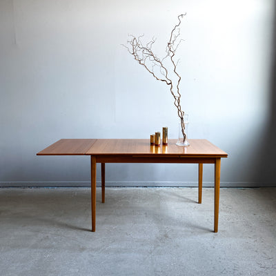 Matbord i teak med utdragsskivor