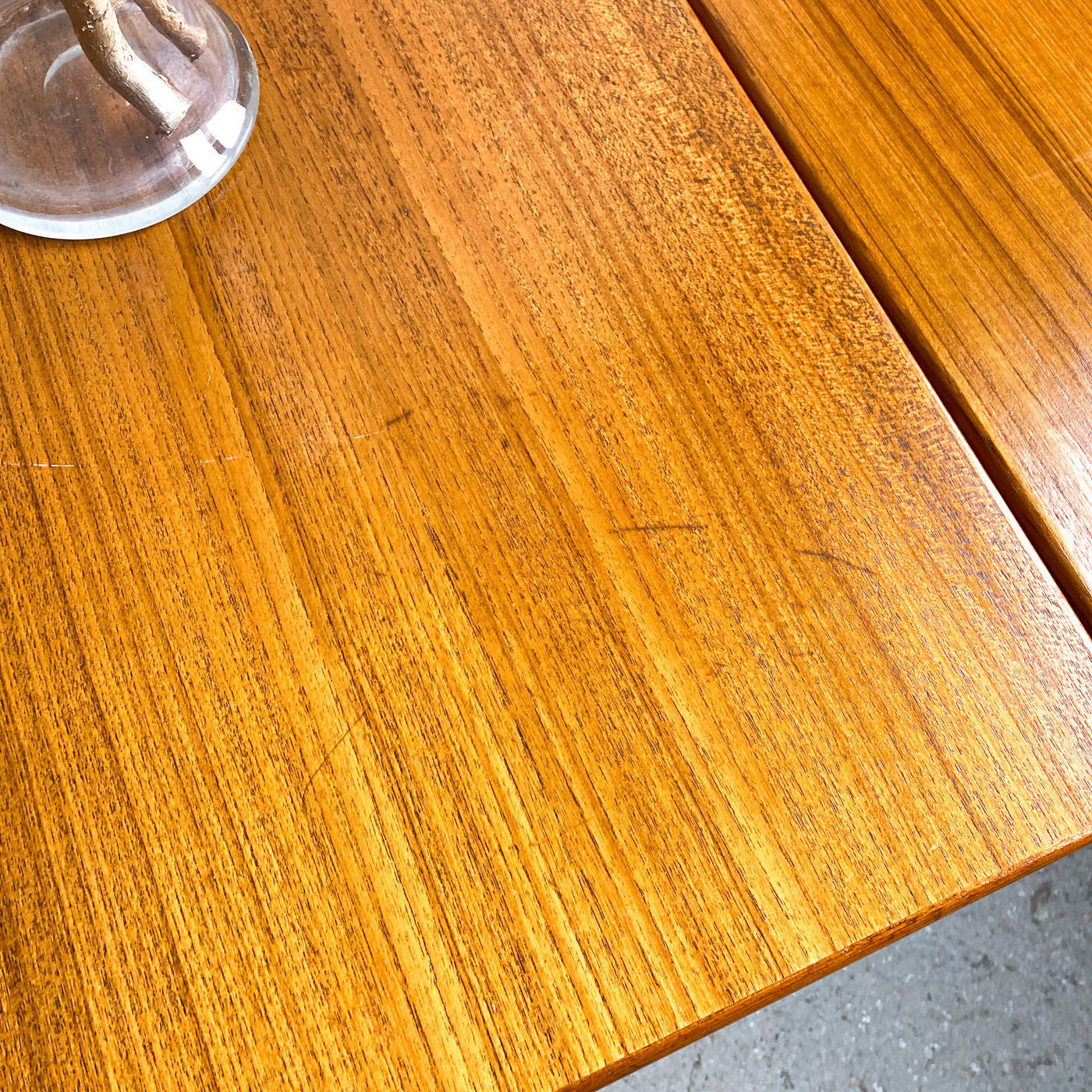 Matbord i teak med utdragsskivor