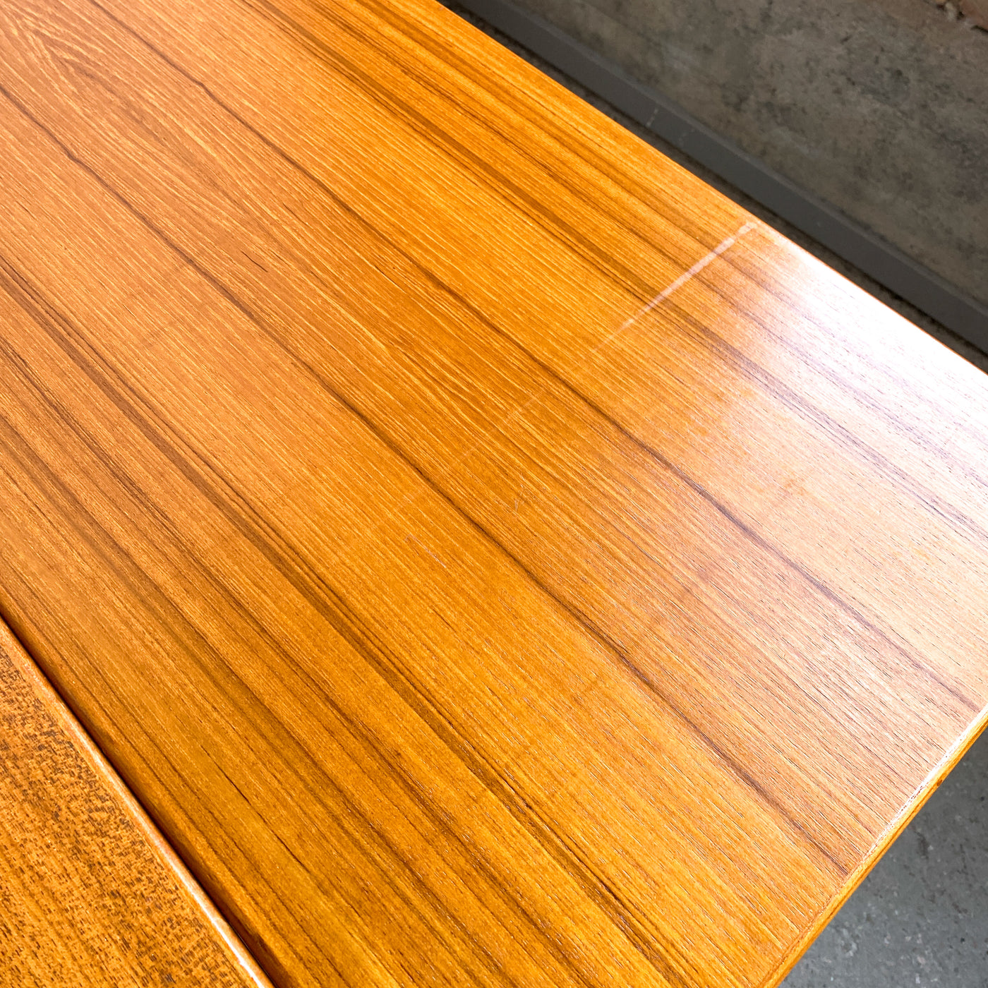 Matbord i teak med utdragsskivor